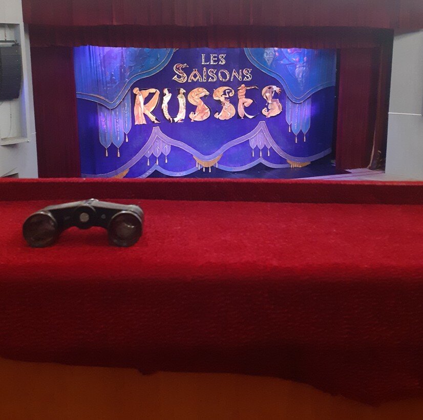 Занавес привезен театром имени Сац, а бинокль – любителем балета. 