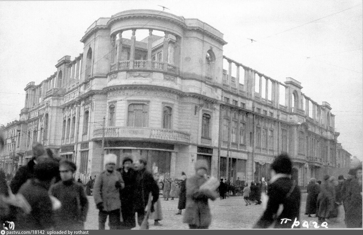Здание ресторана "Прага" на Арбатской площади в 1917 году. Позже там откроют столовую "Моссельпрома". С сайта www.pastvu.com.