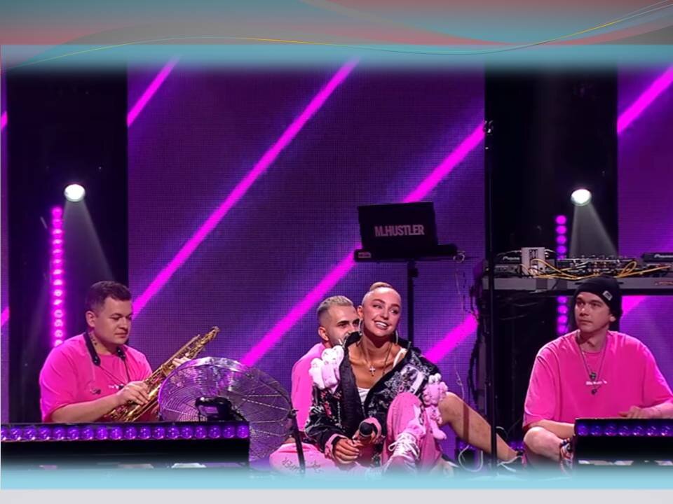 с музыкантами. Слева - отличный саксофонист