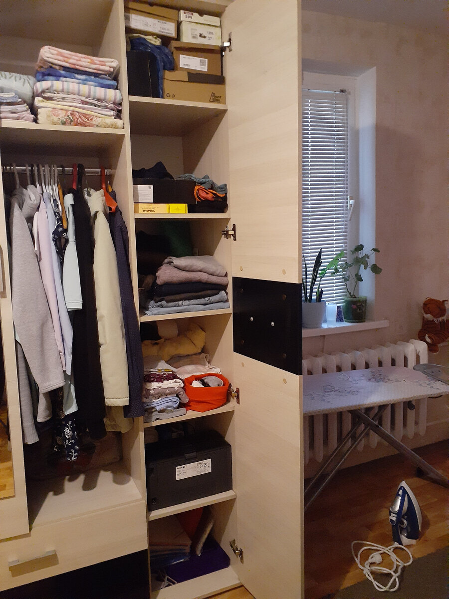 Здесь наши с мужем вещи домашние и не требующие глажки. Обувь, те самые документы и редко используемая мелкая техника здесь же.