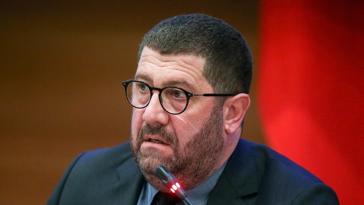     Президент Украины Владимир Зеленский ввел санкции против 12 уроженцев Татарстана. Документ опубликован на сайте главы соседнего государства.