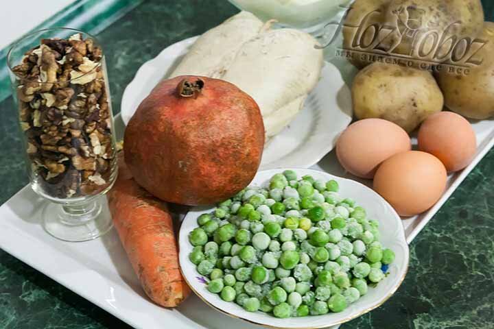 Для приготовления салата подготовим отваренный в кожуре картофель, замороженный горошек, сваренные яйца и куриную грудку