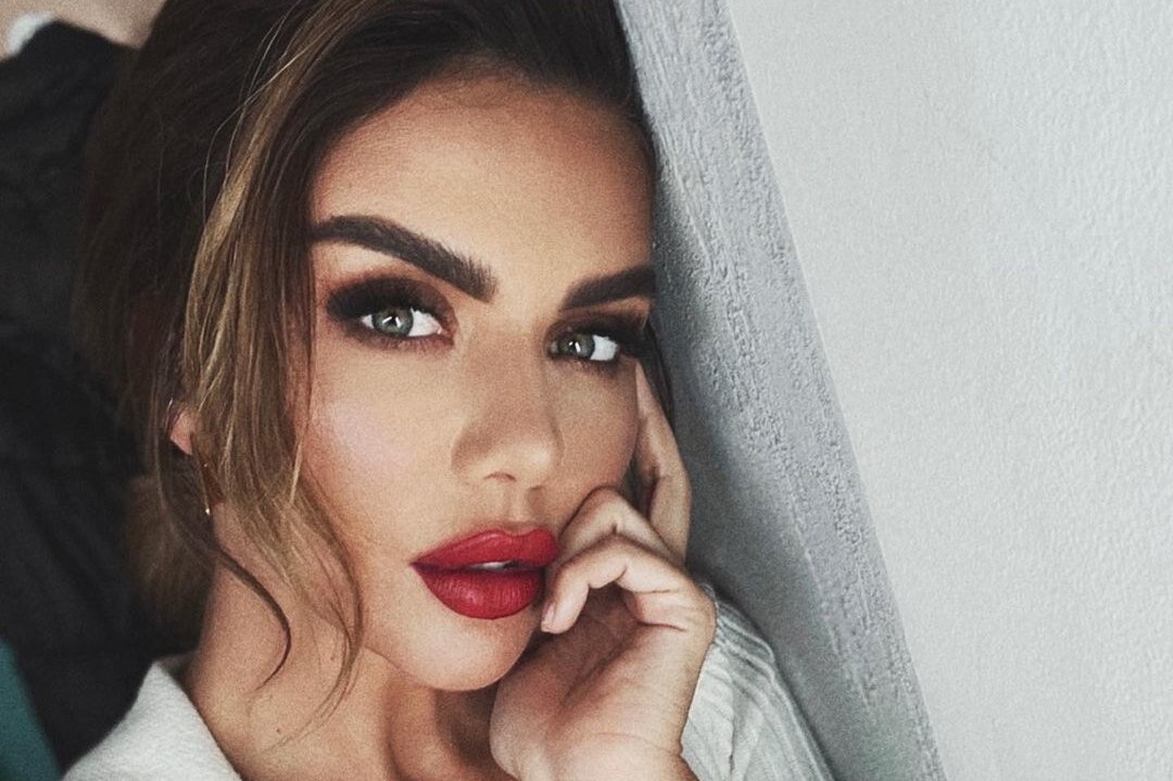     «Мне мало острых ощущений»: Анна Седокова засветила грудь в тесном комбинезоне