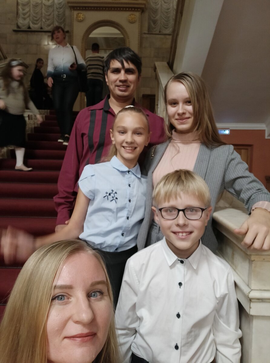 Счастливая Жена и троекратная Мама, обожаю СоТворчество и вообще довольно радостна по жизни, у меня ооочень много увлечений, а "зрить в корень" один из моих талантов 💪

Делать женщин счастливее мне Прям Нравится , а теперь ещё и с помощью нарядов, я освоила профессию "Модельер Конструктор Стилист", шью даже по рисунку, воплощаю самые экстравагантные мечты женщин в реальность 💃💃💃

С детства Хотела Исполнять Желания - вот и занялась развитием себя, а так же тех, кому по пути 👏👏👏

Проверила на Личном Опыте что практически всё зависит от Выбора и взятия своей судьбы в Любящие Руки 💖 💖 💖 

 С поддержкой Вселенной ❤ возможно даже больше, чем думает каждая из нас 🌹🌺

У меня Свободный График и вообще свою Жизнь я наполняю по своим Желаниям 🔥🔥🔥

 Каждой желаю этой Внутренней Свободы, Вдохновения, Чуда в каждом дне    💕💗💖💞💜

Всей Семьёй Мыло варим и уходовые средства из натуральных компонентов, без вредных добавок и с индивидуальным подходом 🥰


 Мандалотерапия,
 нейрографика,
 коучинг,
 психология,
аюрведа, бисероплетение,
вязание, плетение, вышивка, нестандартное воспитание юных талантов, одарённый чтец метафорических карт, эмпат, волнует глубина отношений с мужем, занимаюсь их простраиванием - это далеко не полный список моих интересов и хобби 😅

Есть особенность в мне: совсем не люблю готовить !!! Сначала ругала себя за это, а чуть позже случилось чудо - я поняла что могу Этим Поделиться, ведь у меня скопилось ооочень много Вкусных Рецептов, где всё легко, быстро и ооочень вкусно 😋 !!!


Готова Делиться !!!

mis-alla-2010@yandex.ru и
в телеграмм @OleynikAlla , 
почти всегда на связи )))