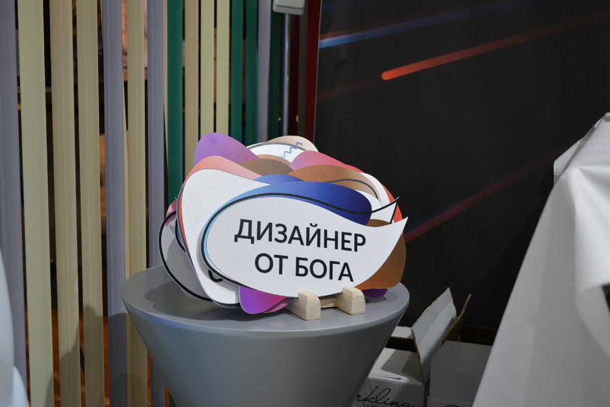 Дизайнер от бога, Ангелы Гранда и другие таблички, которые буквально со входа цепляют внимание! 