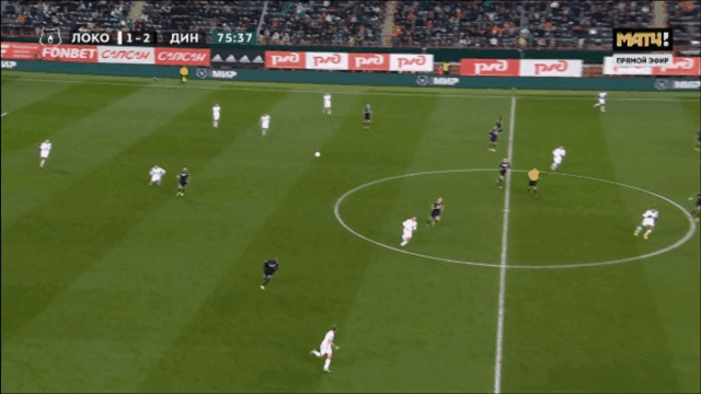 Первую попытку прохода Лаксальт перехватил, но получился рикошет, и атака продолжилась. А вот пресечь навес в штрафную он оказался не в силах.