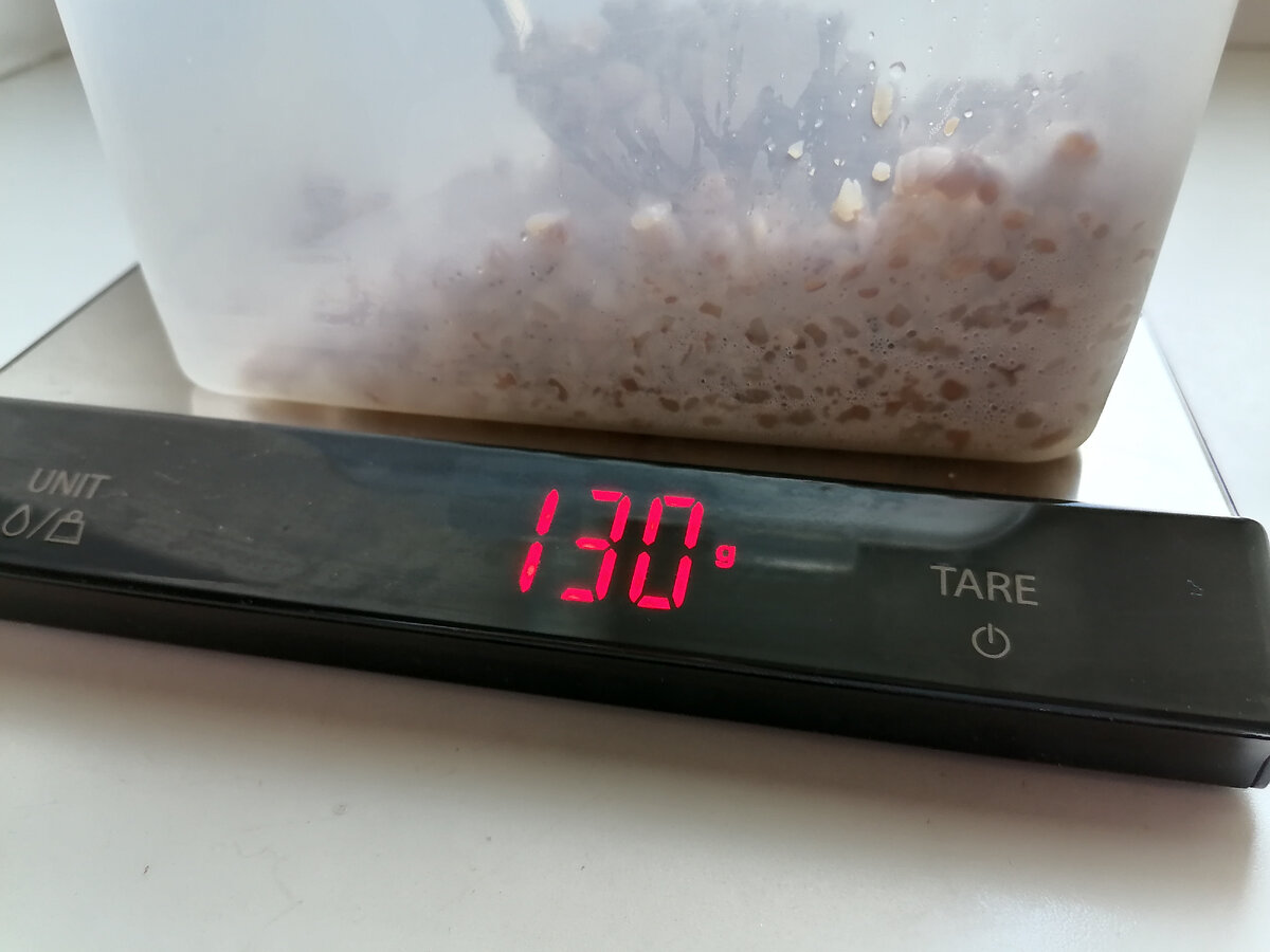 Проще всего отмерять порции весами или ложками.