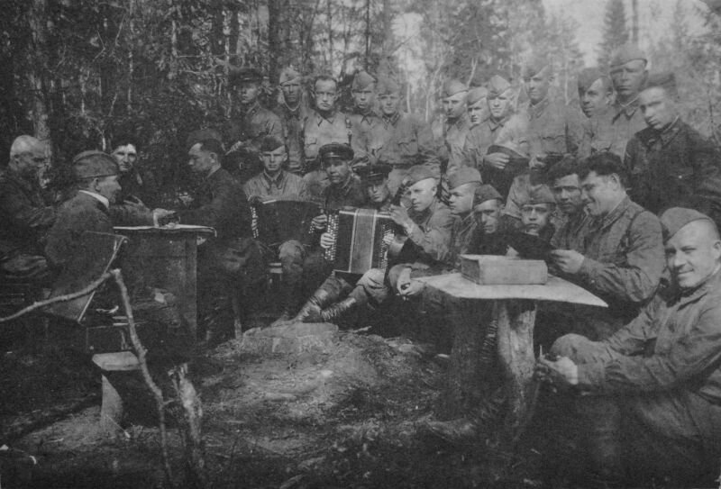 Музыкальная самодеятельность в 142-й стрелковой дивизии. Карельский перешеек, 1942 год.