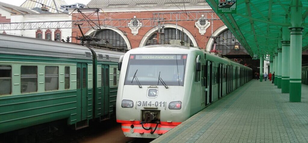 Электричка спутник. Эм4 электропоезд. Электропоезда на Казанском вокзале Москва. Казанский вокзал электрички. Электропоезд Спутник.