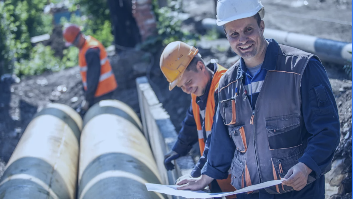 Наружные трубопроводы тепловых сетей. Монтажник трубопроводов. Газопровод стройка. Монтажник наружных трубопроводов. Трубопровод теплосети.