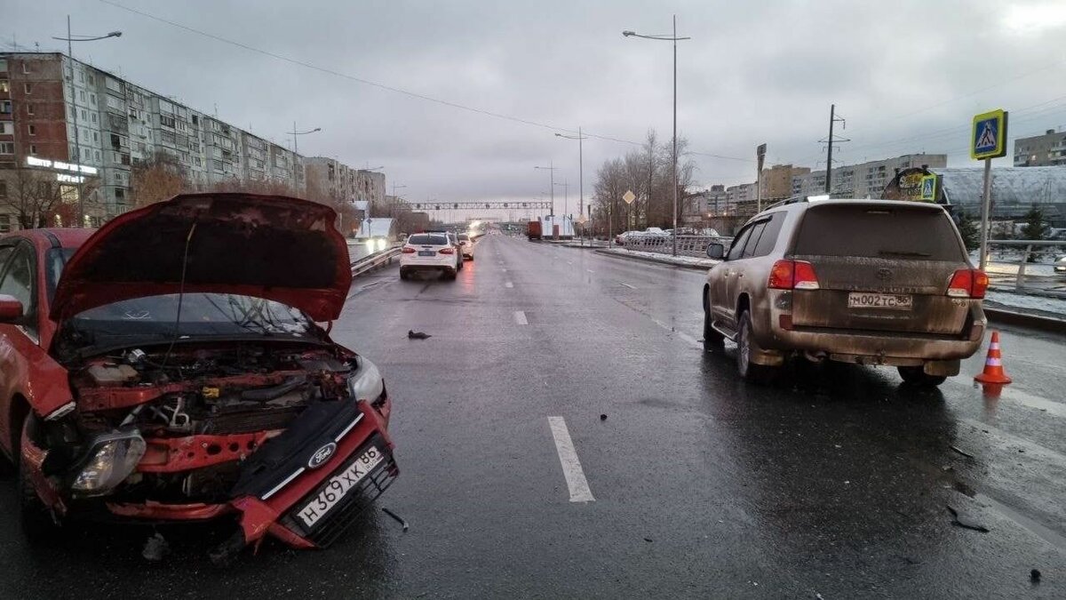     Крупная авария произошла сегодня утром на пересечении улиц Широтной и Монтажников. Здесь столкнулись три автомобиля, в том числе карета скорой помощи, перевозившая беременную женщину.