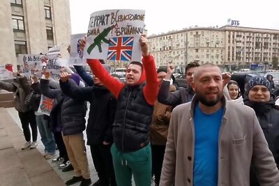    Акция протеста возле здания МИД России против посла Великобритании в Москве Деборы Броннерт © РИА Новости