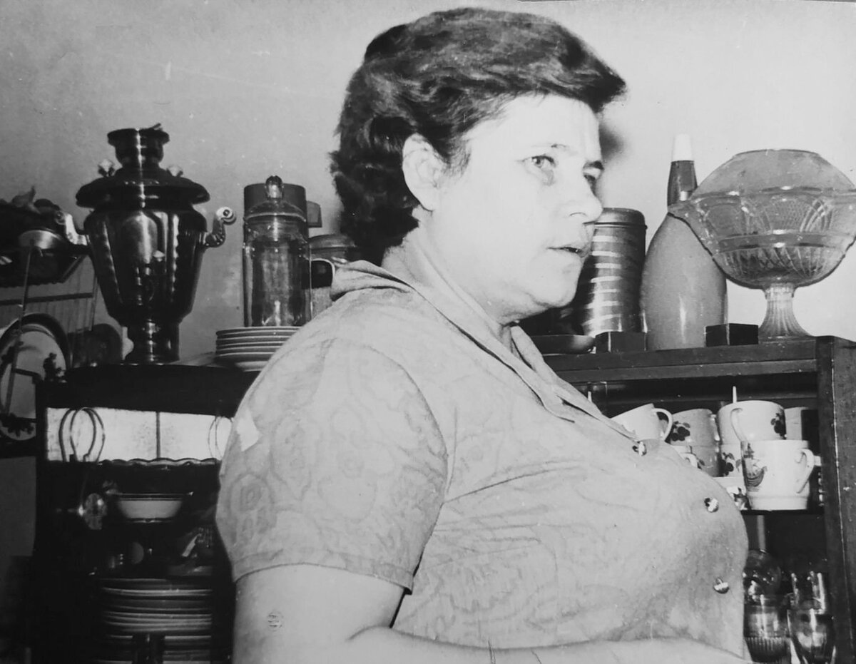 В советских сервантах хранилось много посуды, которой почти не пользовались.