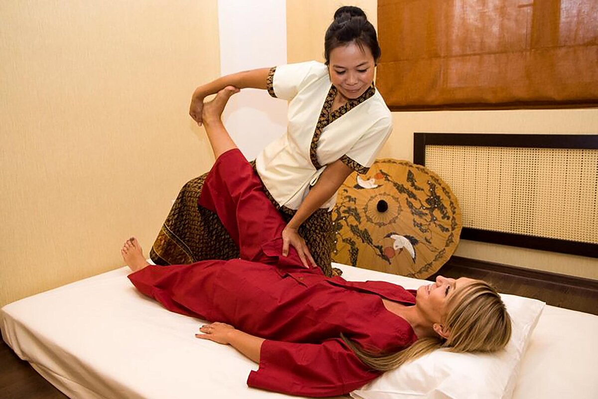 Massage тайский. Традиционный тайский массаж ТАЙРАЙ. Тайский массаж в кимоно. Костюм для тайского массажа. Традиционный тайский массаж в кимоно.