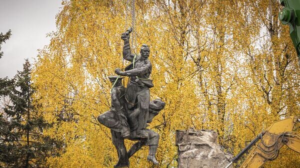   © Public domain / Liepāja fotogrāfijās / Tiek demontēts padomju laika monuments