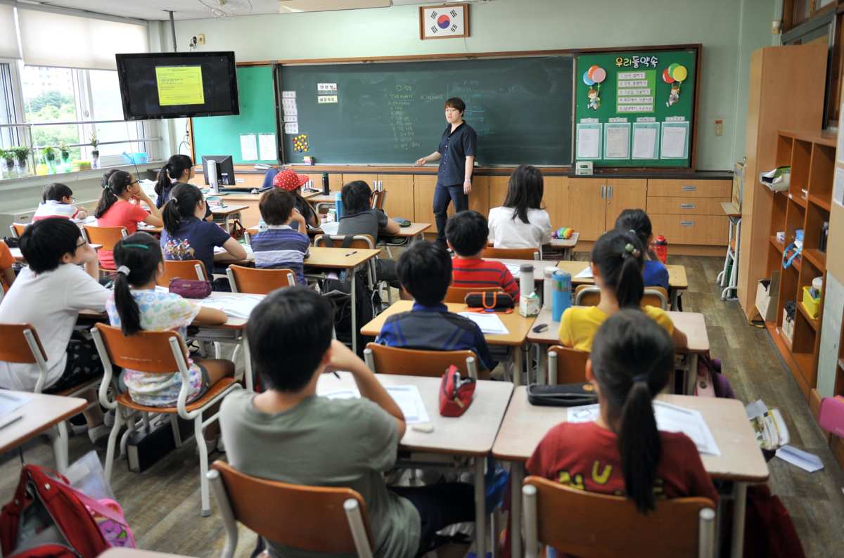 Education in korea. Система образования в Южной Корее средняя школа. Средняя школа в Южной Корее. Система образования в Южной Корее начальная школа. Доксон университет Корея.