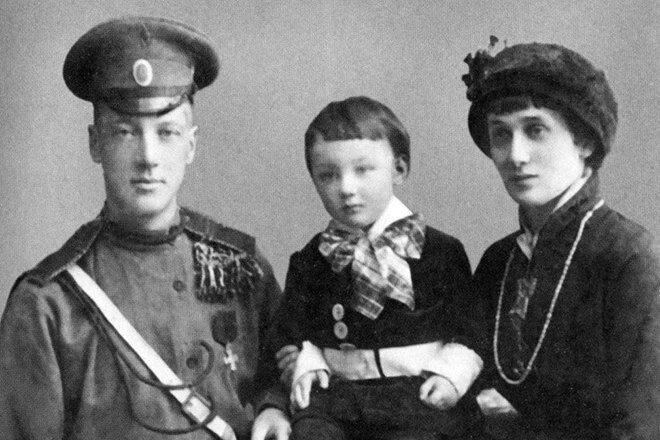 Семья Гумилевых пока еще вместе. 1915 год