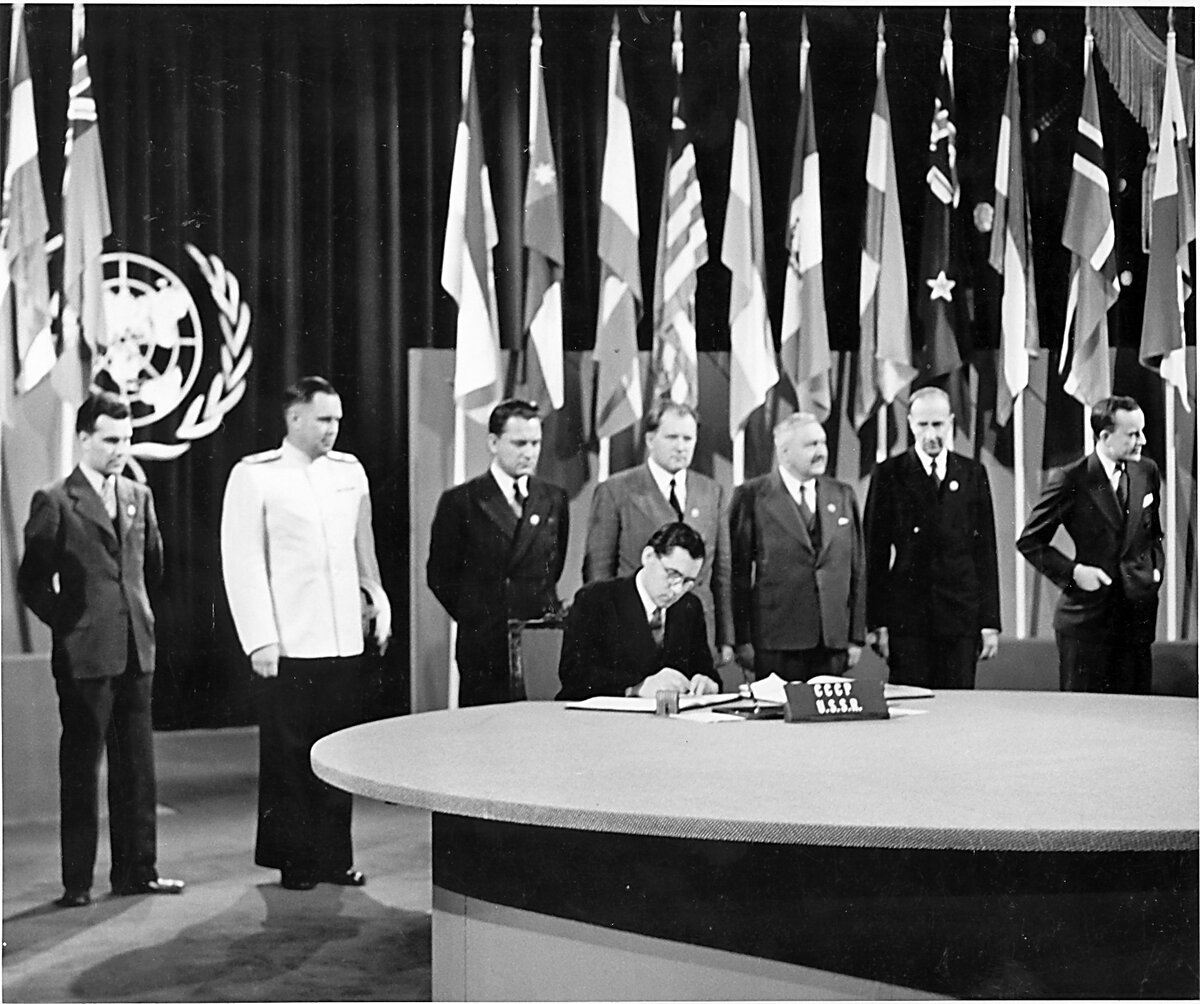Министр иностранных дел подписывает документы ООН. Фото из открытых источников.