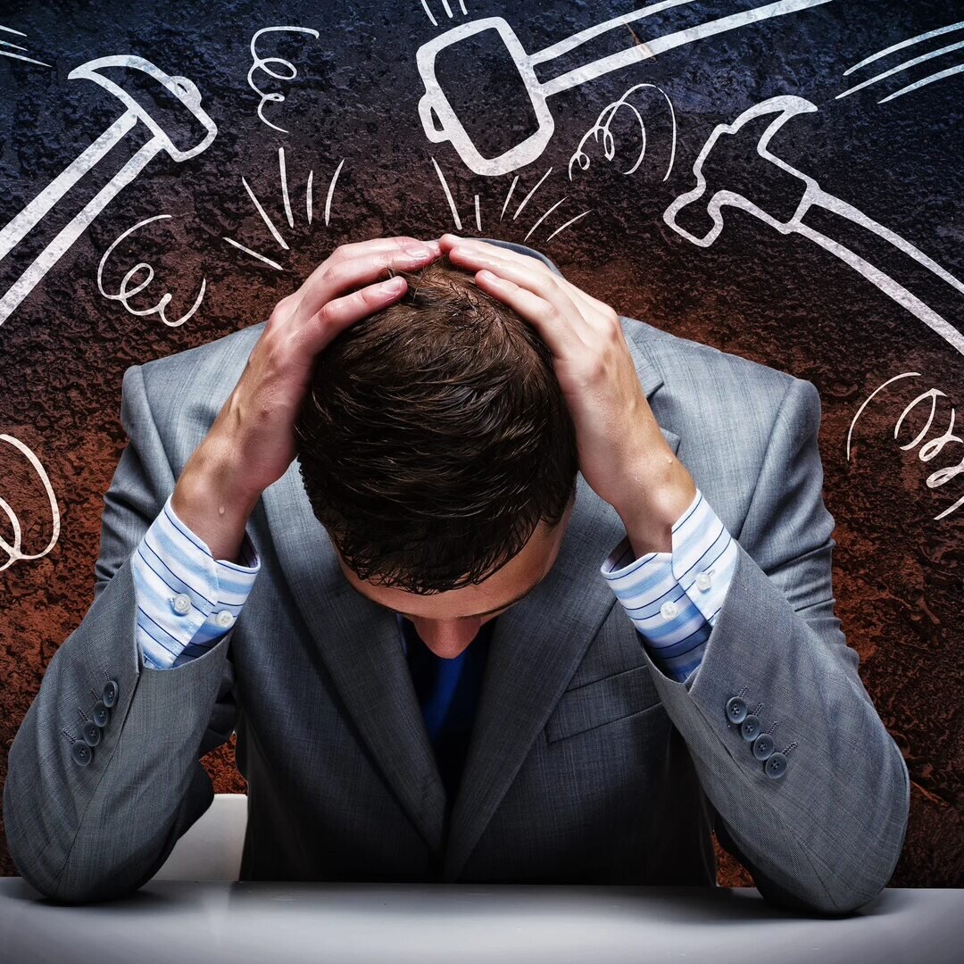 успех в бизнесе. мотивация страх. крах успех. неудачи в карьере. грустный бизнесмен.