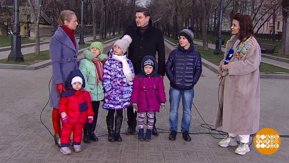 Это семья на прогулке
