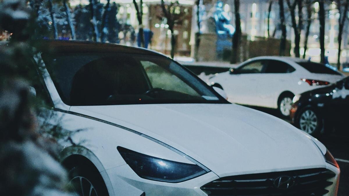    Белый автомобиль стоит на улице:pexels.com