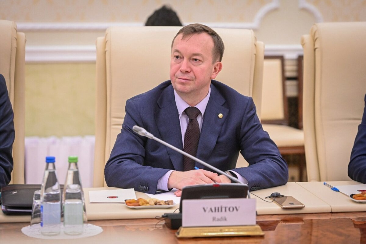 Радик Вахитов: «Иногда обыватель полагает, что чиновники просто съездили за границу отдохнуть за счет бюджетных средств. Разумеется, это не так». Фото: предоставлено Представительством МИД РФ в Казани