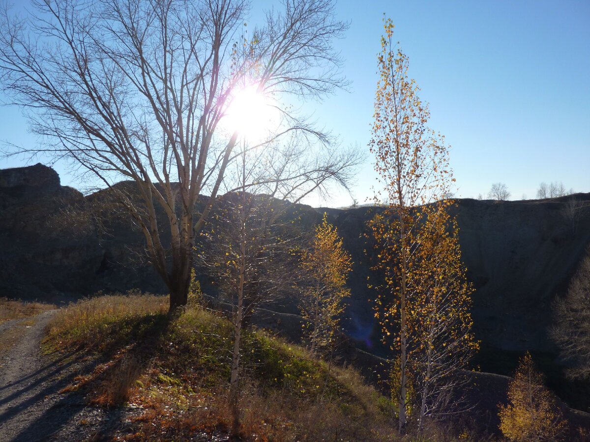 Вот мимо этого старого рудника и шла девочка. Рядом был пустырь. Фото из личного архива.