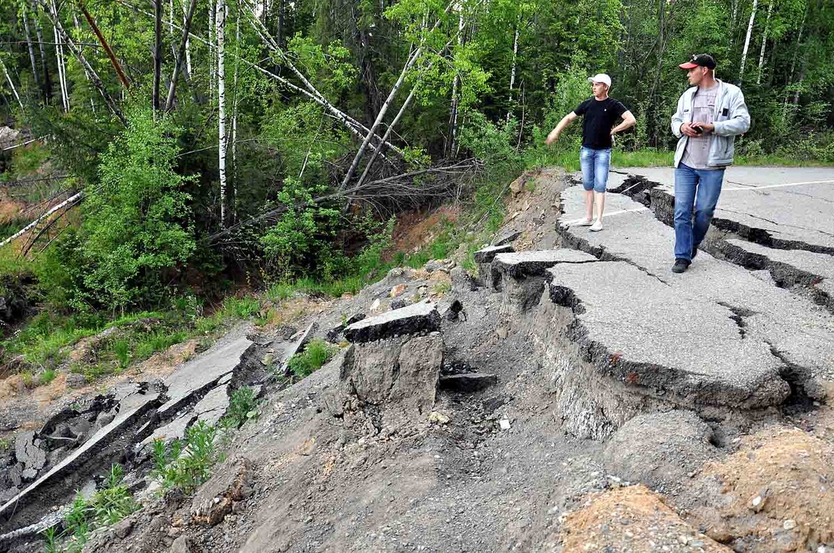 Внезапно дорога уходит вниз на десятки метров.