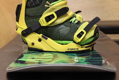 Пример идеальной ширины доски — пятка ботинка слегка выступает за край сноуборда.