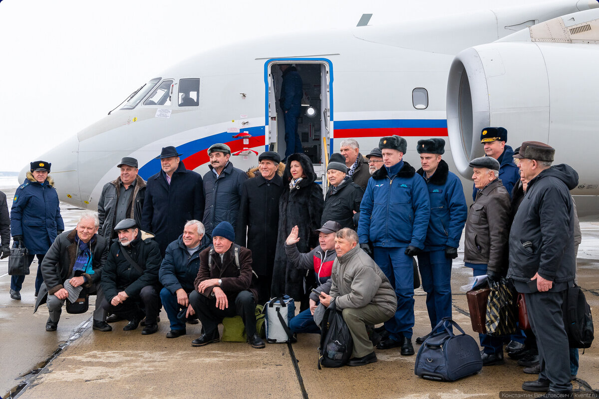 01. В Армавир прибыл заместитель главнокомандующего ВКС РФ Андрей Юдин. Также Министерство обороны Российской Федерации организовало доставку в Армавир делегации ветеранов лётного училища, а также группы журналистов, в которую попал и я. :)