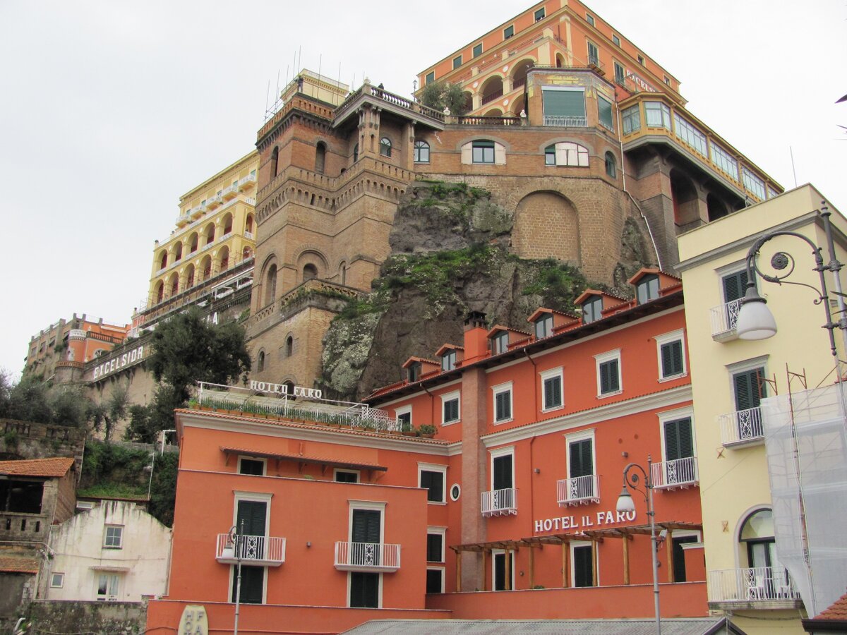 Вид на Сорренто со стороны морского вокзала.