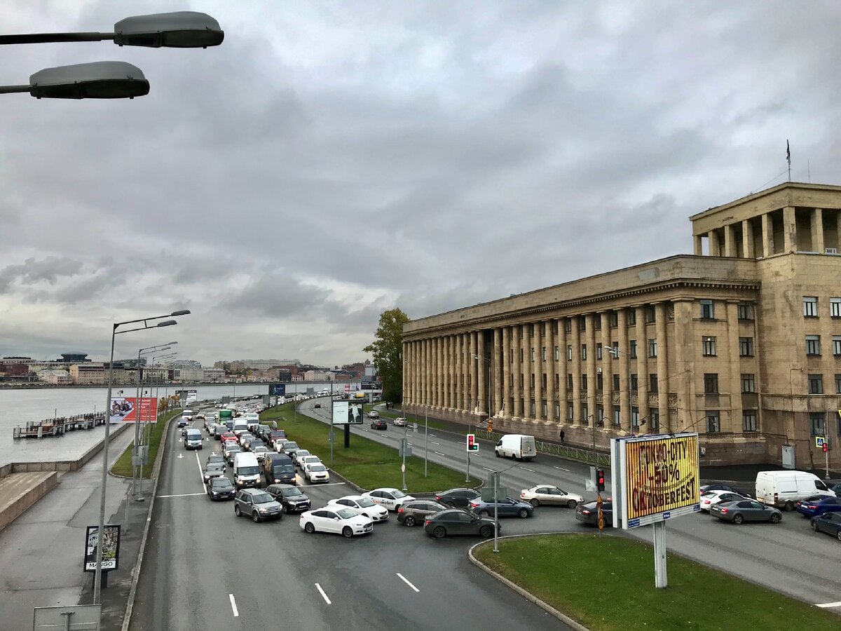 Российская автомобилизация бесполезная и беспощадная🚗🚙 Почему у нас  повсюду машины? Такого нет нигде! | УДОБНО ЖИТЬ! | Дзен