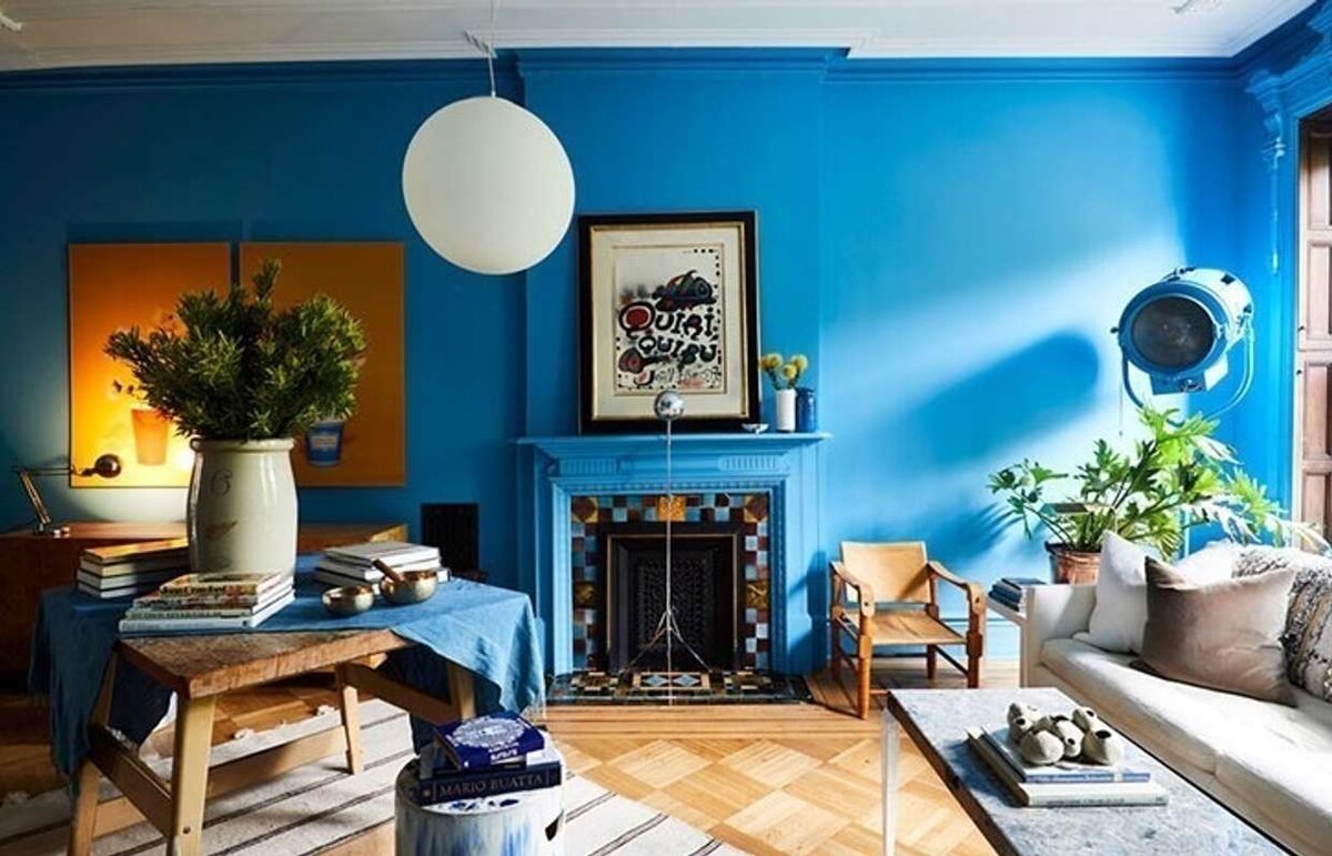 Feeling electric. Синяя стена. Синие стены в гостиной. Синие стены в интерьере гостиной. Оригинальный интерьер.