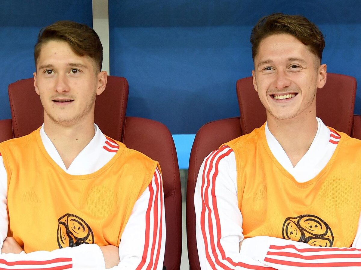 Sport brothers. Братья Миранчуки футболисты. Братья Миранчук футболисты. Миранчуки Близнецы.