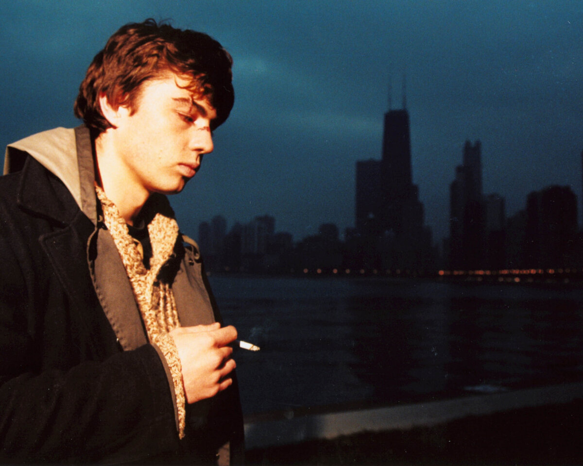 Данила  на фоне денежного города.