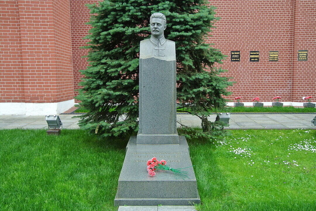 Могила М.В.Фрунзе у Кремлевской стены на Красной площади