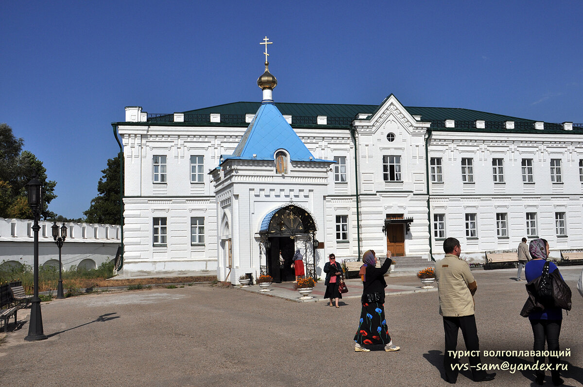 Часовня на фоне корпуса братских келий у западной стены монастыря. Фото 02.09.2010.