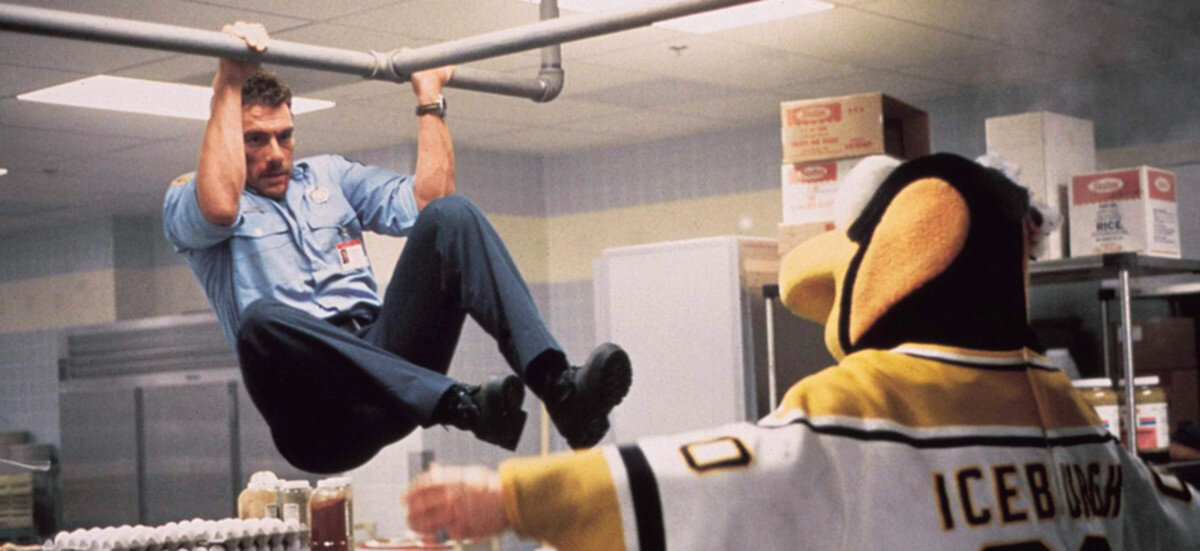 Ван Дамм дерется во "Внезапной смерти" заметно реже, чем обычно. Возможно потому, что в сценарий не вписали его фирменный экшн. 