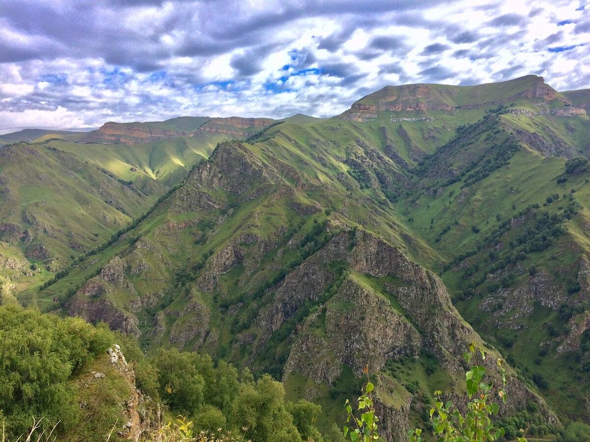 17  июля в социальных сетях предложил друзьям собрать группу и вместе  подняться на Эльбрус. Однако желающих не нашлось. Услуги опытных гидов и  проводников стоили дорого, поэтому я твёрдо решил подняться на гору в  одиночку. Для путешествия пришлось собрать все личные накопления.
