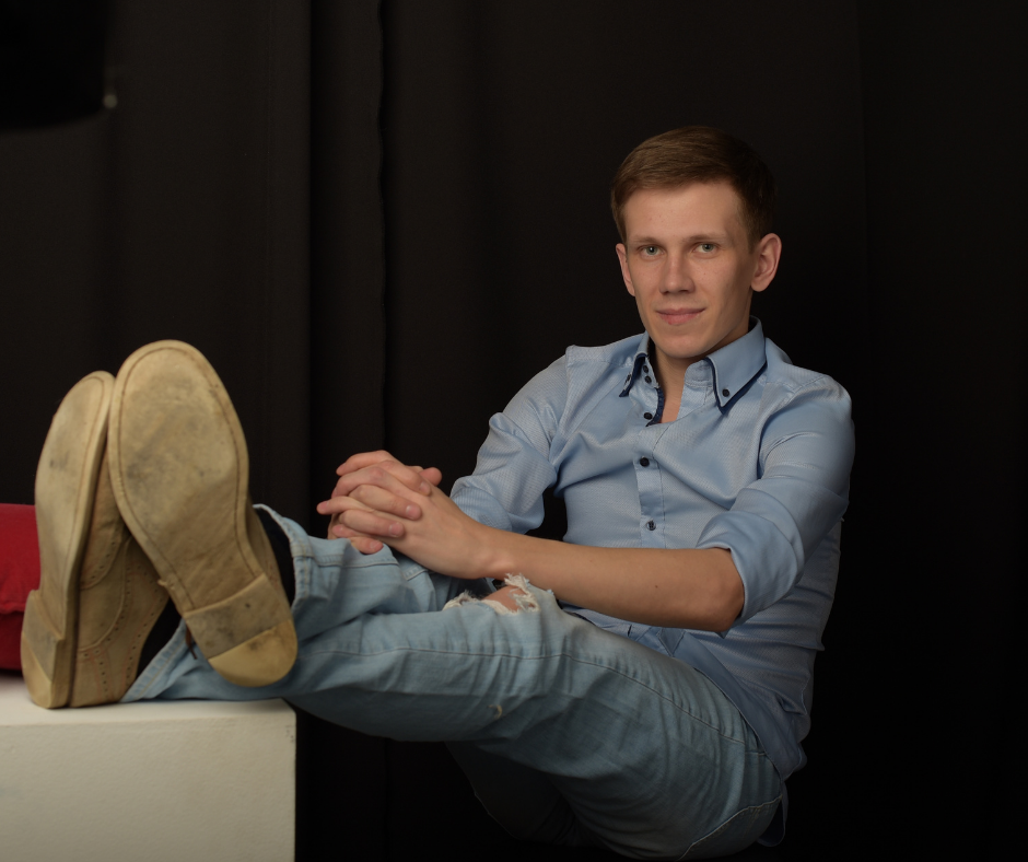 Сережа. 28 лет. Работает удаленно)