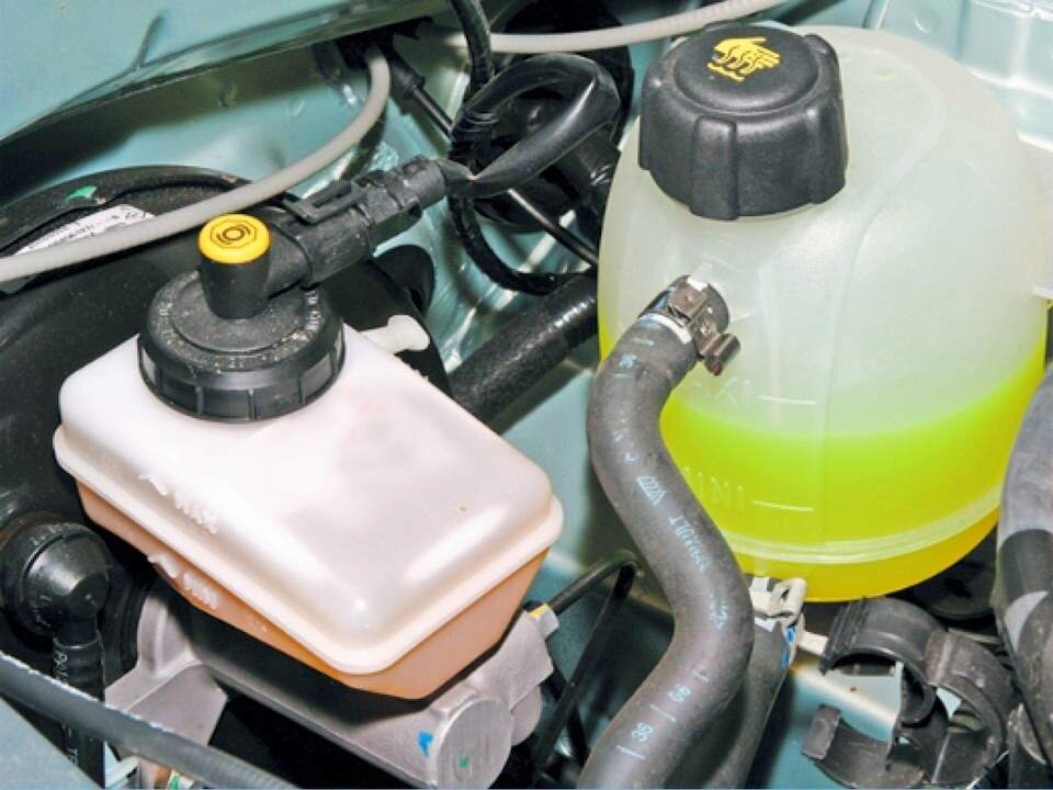 Расширительный бачок с тормозной жидкостью