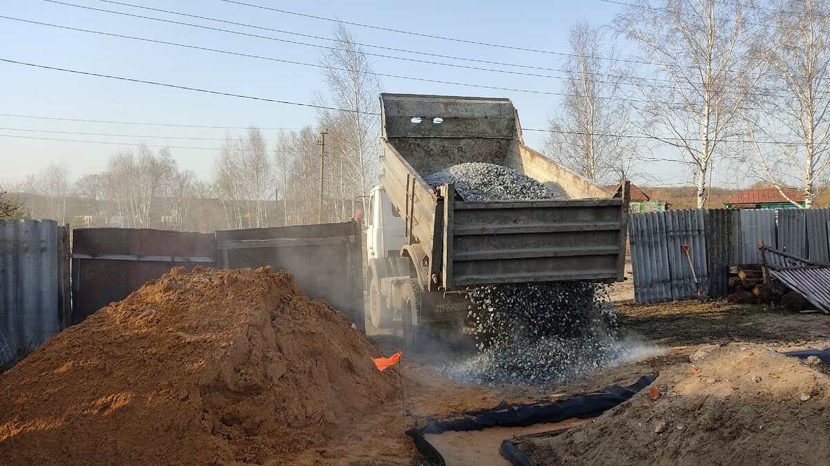 Начал новый сезон с покупки песка и щебня. Застрял КАМАЗ. Закон Мёрфи в  действии | Лес и ИЖС | Дзен