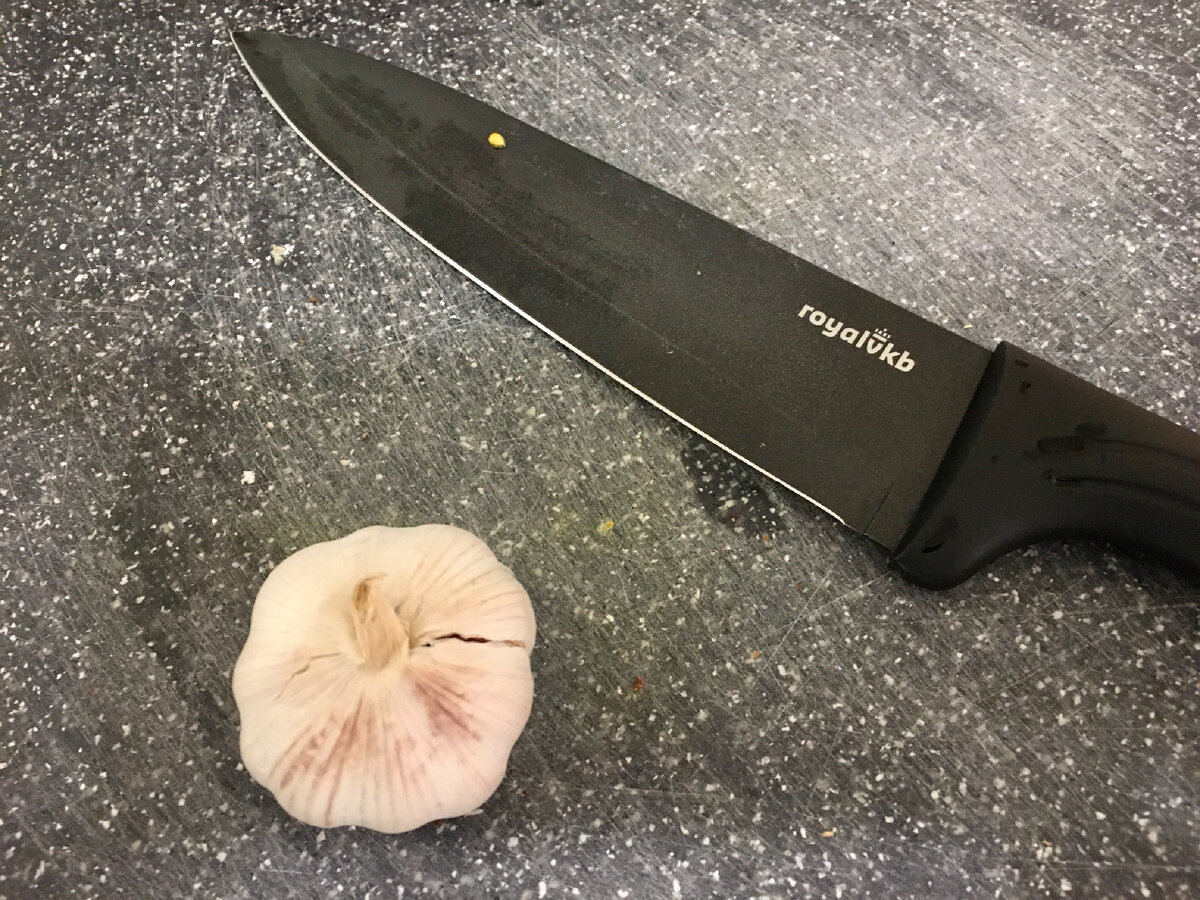 Мелко режем чеснок.