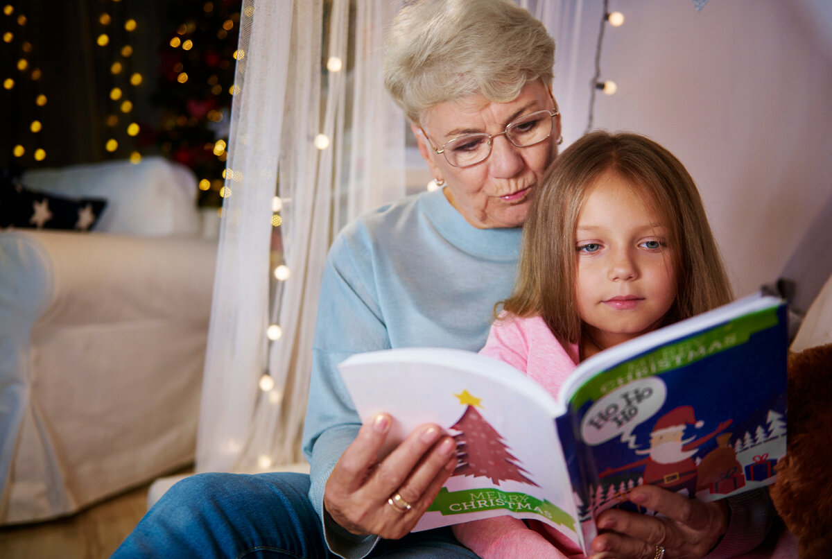 Читать книгу внучка. Бабушка с внучкой читают. Бабушка читает сказку. Бабушка читает сказку внучке. Бабушка внучка книга.