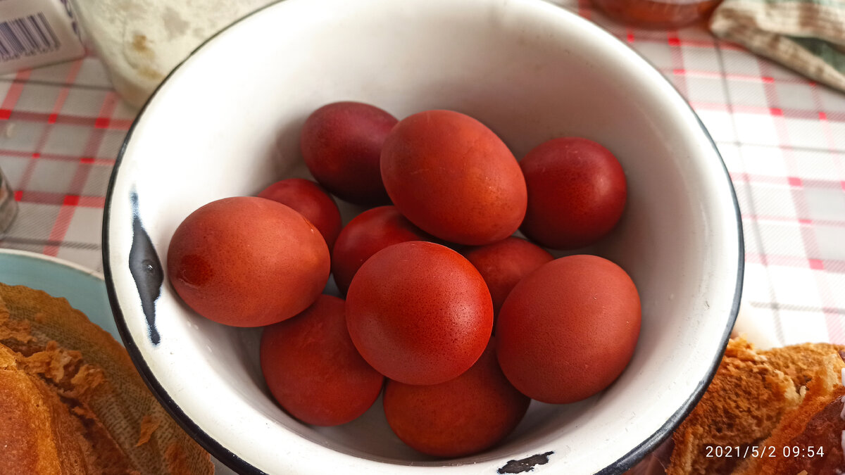 Яйца крашеные в луковой шелухой.  На Пасху