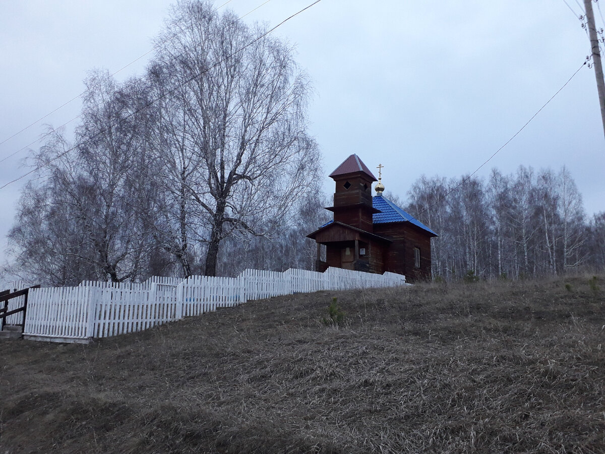 Погода в день прибытия в Казаково была пасмурная. Церковь. Фото автора.