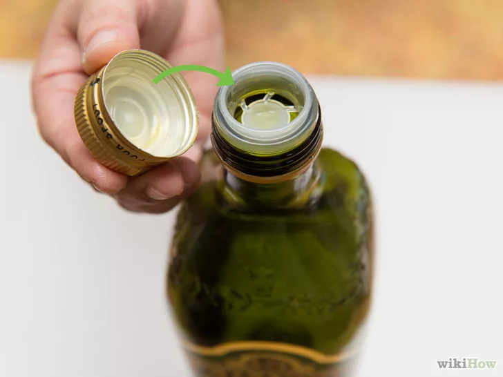 Подсолнечное масло в холодильнике. Бутылка для масла с крышкой. Бутылка оливкового масла. Крышка для масла подсолнечного. Крышка для бутылки растительного масла.