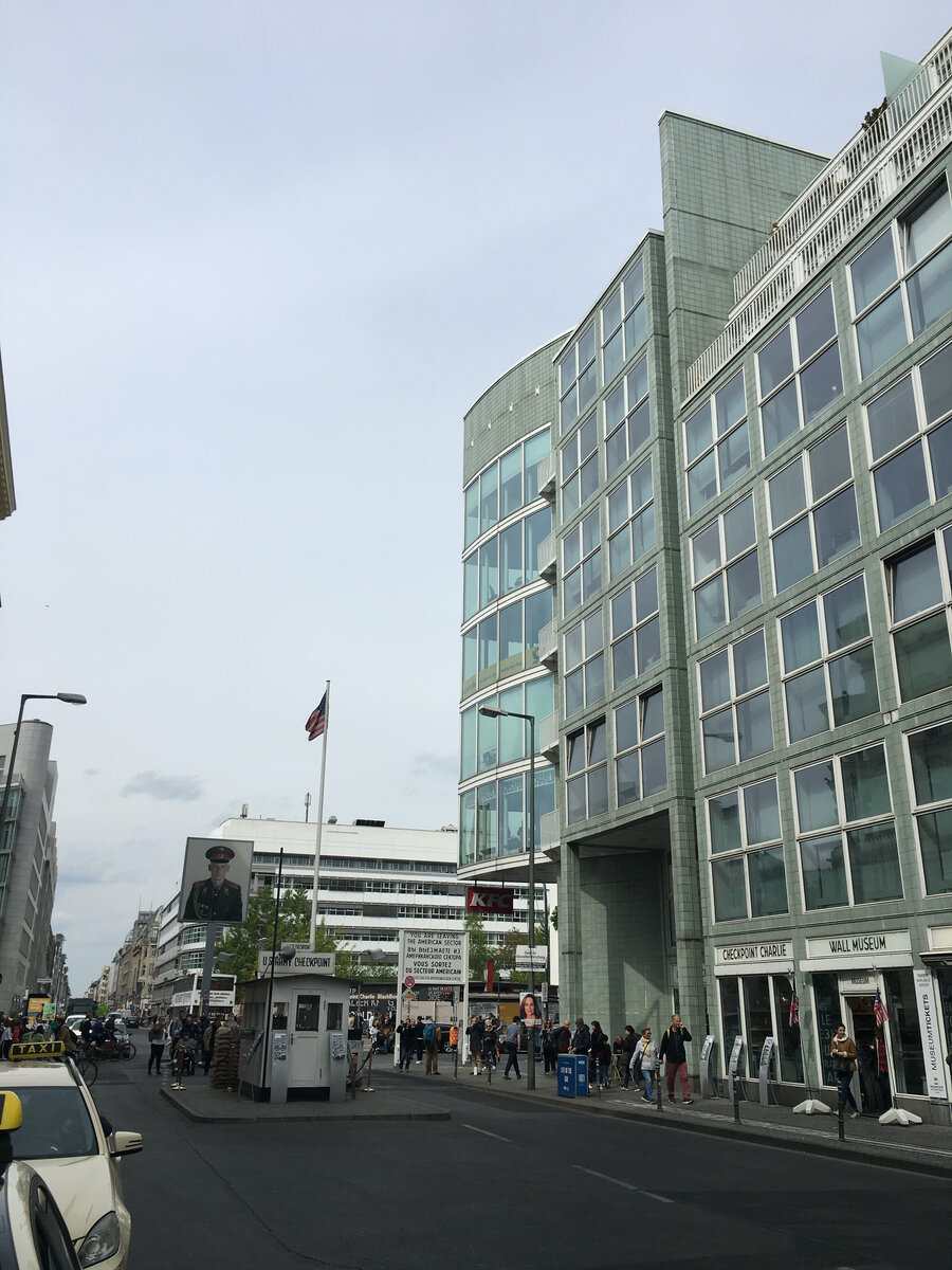 В этом месте особый антураж и дух того времени соседствует с вывесками сетевых ресторанов Фаст-фуда.