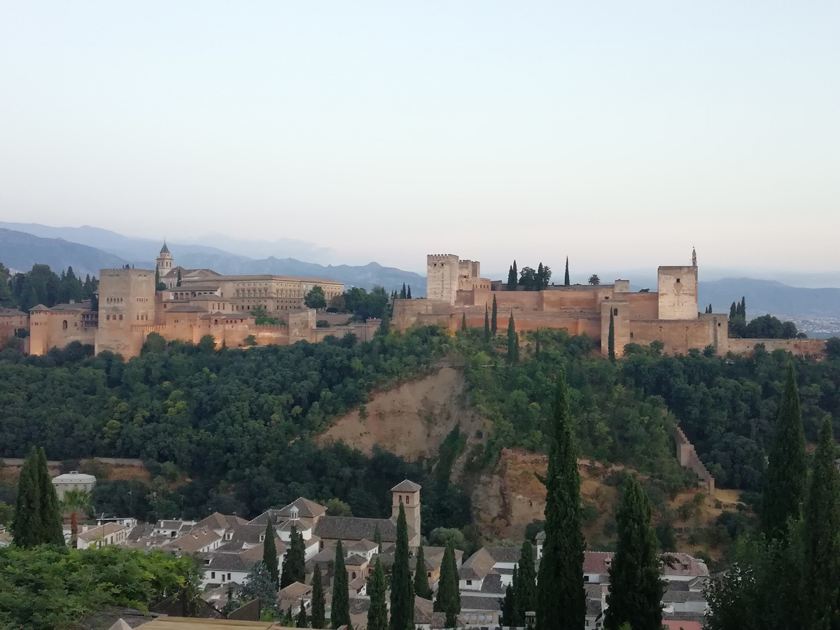 Вид на знаменитую Альгамбру