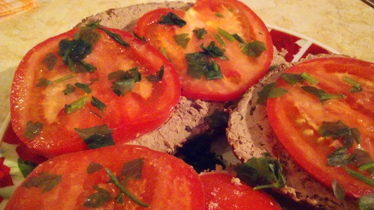 Из личных фото. Паштет печеночный домашний на своем хлебушке с помидором.